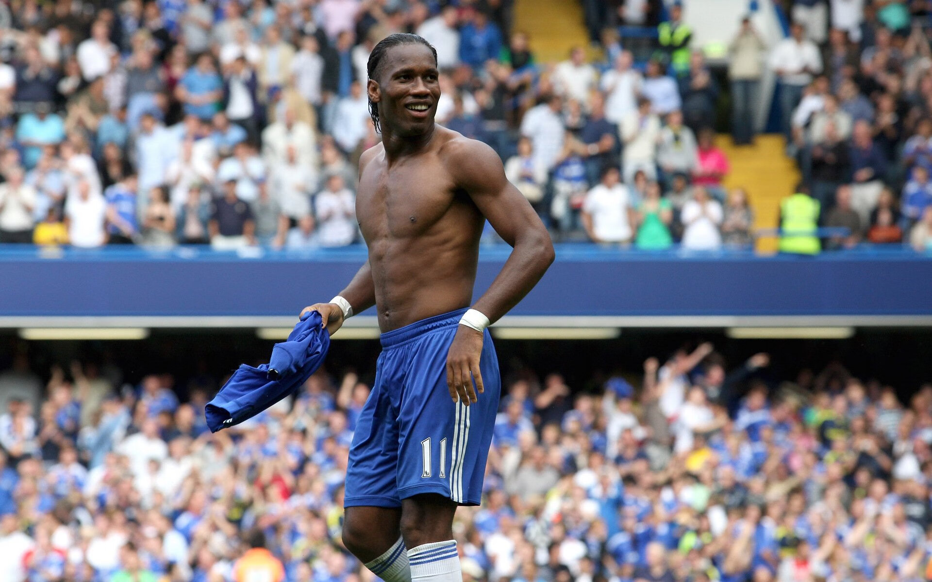 电竞比赛中的团队精神：信任配合，共同努力，电竞团队成员